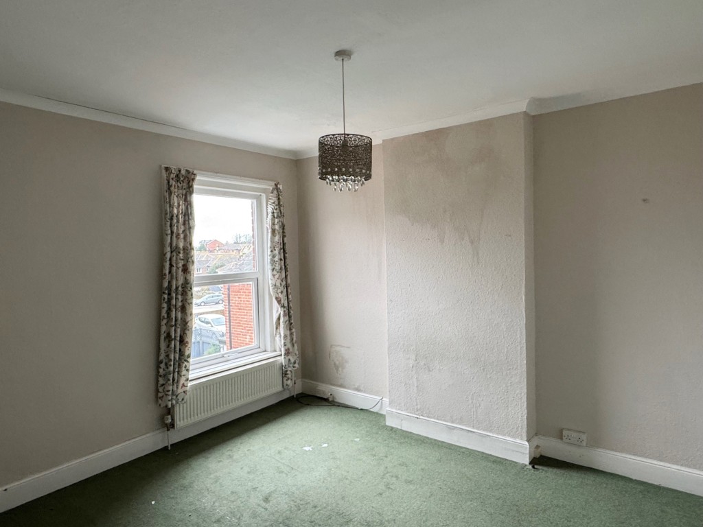 Lot: 165 - TWO-BEDROOM TOWN-CENTRE APARTMENT FOR INVESTMENT OR OCCUPATION - Main Bedroom